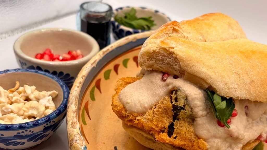 Torta de chile en nogada de Cosme Tortas