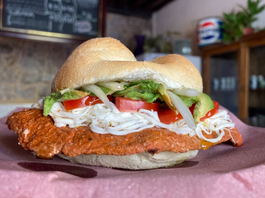 Torta recién preparada en el local
